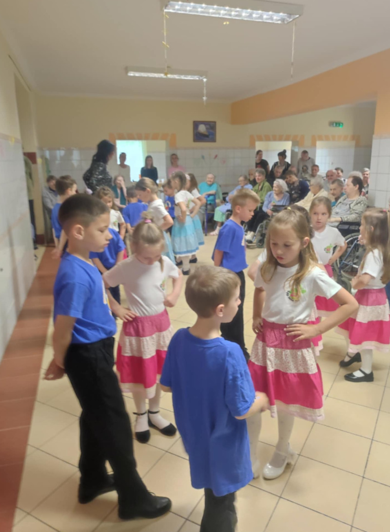 Anyák napi köszöntés az Aranybárka Idősek Otthonában