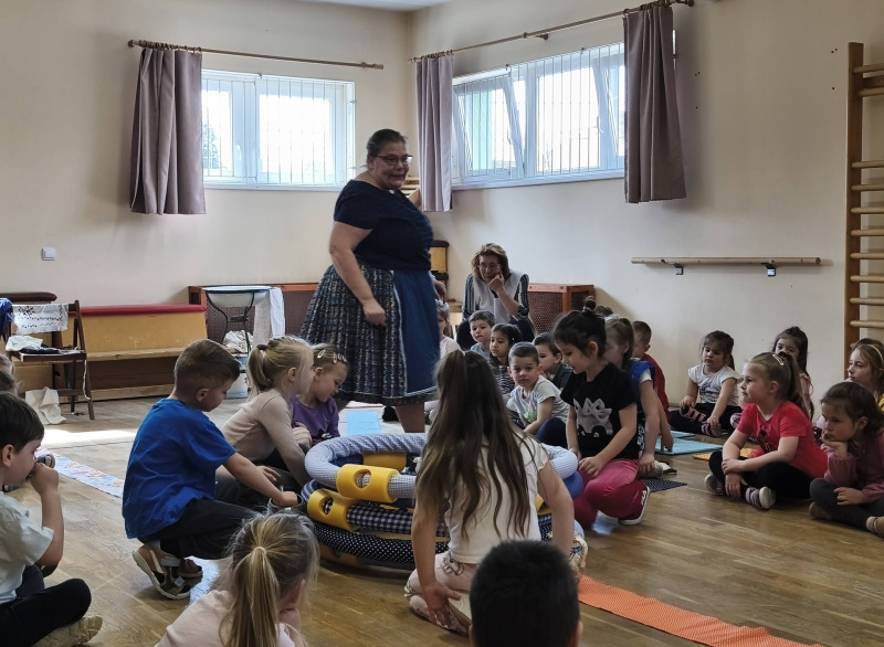 Kata mesketéje: Kútban vödör csibben-csobban, vödörben víz liccsen-loccsan