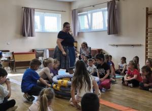 Kata mesketéje: Kútban vödör csibben-csobban, vödörben víz liccsen-loccsan