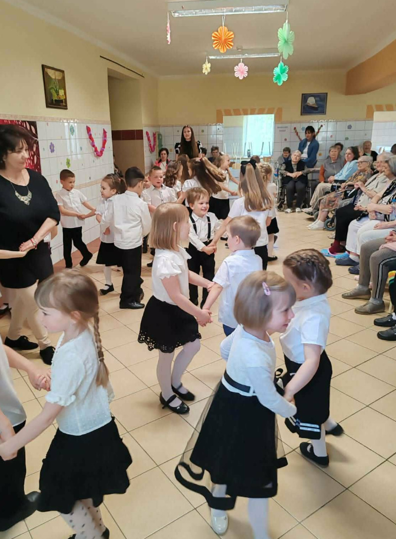 Anyák napi köszöntés az Aranybárka Idősek Otthonában